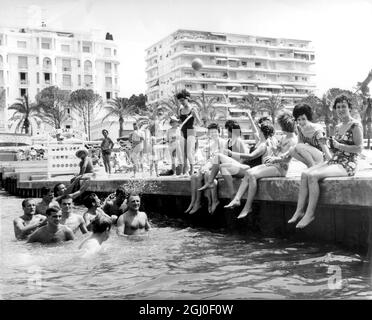 I membri del Chelsea Football Club di Cannes, in una vacanza di una settimana con le loro mogli, come ricompensa per aver vinto il campionato della seconda Divisione. Alcuni dei giocatori sono visti in acqua, guardati dalle loro mogli dal lato. Il responsabile Tommy Dochrety è visto al centro. 16 luglio 1963. Foto Stock