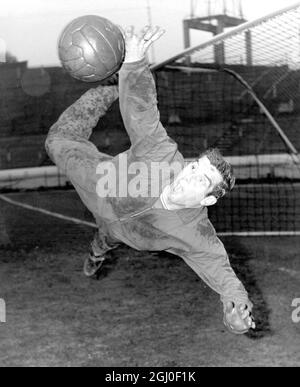 John Dunn, portiere del Chelsea di diciannove anni, uno dei due giovani portiere del Chelsea, fa un salvataggio acrobatico durante l'allenamento al ponte di Stamford. Dunn è destinata a fare il suo debutto in fa Cup contro Tottenham Hotspur a White Hart Lane il sabato perché Peter Bonetti ha un dito fratturato. 31 dicembre 1963. Foto Stock