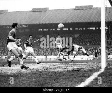 Chelsea contro Manchester City Peter Bonetti, il portiere del Chelsea fa un salto spettacolare per liberare un colpo dalla città di Manchester fuori da Colbridge di sinistra durante la partita a Stamford Bridge. 19 novembre 1960. Foto Stock