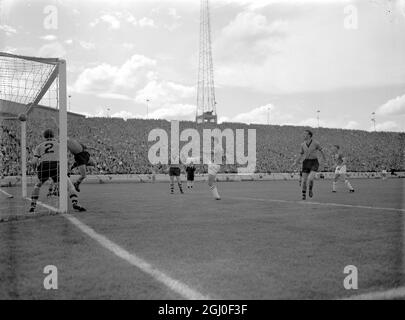 Chelsea contro Wolverhampton Wanderers Jimmy Greaves, Chelse'a Inside Right (destra) segna entro cinque minuti dalla partenza durante la partita contro Wolves a Stamford Bridge. In primo piano a sinistra si trova il Wolves Right BACK Showell, (No.2). 27 agosto 1960. Foto Stock