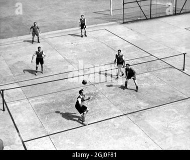 I giocatori di Arsenal sulle loro dita durante una partita di testa di tennis a Highbury prima dell'inizio della nuova stagione. 9 agosto 1949. Foto Stock