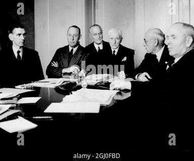 Prima sessione post-bellica della FIFA, Zurigo, Svizzera da sinistra a destra: Daniel EiE, Karel J Lotsy, Dr. Ivo Schricker, Jules Rimet, presidente della FIFA, R W Seeldrayers e Dr Pelikan. 10 novembre 1945. Foto Stock