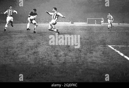 West Ham Utd contro West Bromwich Albion ha ritratto in azione durante la finale di calcio (prima tappa) da sinistra a destra Fairfax di West Bromwich Johnny Byrne di West Ham e Williams di West Bromwich 9 marzo 1966 Foto Stock