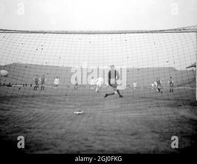 Il calciatore ungherese Ferenc Puskas, che gioca per il Real Madrid (a sinistra del portiere), fa scivolare la palla in rete da un calcio di rigore per segnare il quarto gol del Real Madrid contro Eintracht Frankfurt durante la loro finale di Coppa Euorpean a Hampden Park. Real Madrid ha vinto 7-3 e ha vinto la Coppa europea per la quinta volta. 18 maggio 1960 Foto Stock