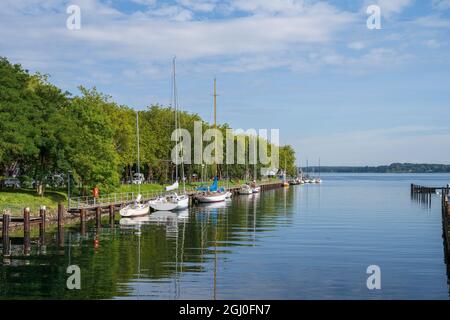 An einem Bootsteg an der Schleuse Holtenau haben Segelschiffe angelegt, bevor sie die passage durch den Nord-Ostsee-Kanal antreten Foto Stock