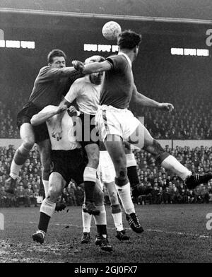 Tottenham Hotspur v Everton Dunlop, il portiere di Everton, si è eliminato da un attacco di Spurs durante la partita a White Hart Lane. 9 novembre 1957 Foto Stock