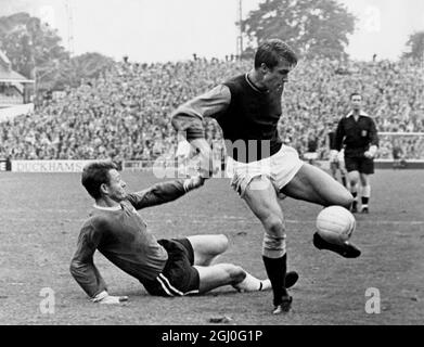 Fulham contro West Ham United Geoff Hurst batte il portiere di Fulham, McClelland, ma il suo colpo va largo durante la partita a Craven Cottage. 23 settembre 1967 Foto Stock