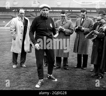 L'allenatore Benfica, Bela Guttman, accusa Tottenham Hotspur di annaffiare il campo di White Hart Lane in preparazione alla seconda semifinale della Coppa europea a White Hart Lane. La carica è stata fatta come Benfica addestrato a White City. Foto mostra: Bela Guttman si allontana dai giornalisti di White City. 4 aprile 1962 Foto Stock