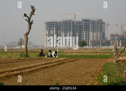 Una vista di un cantiere di appartamento residenziale a Grande Noida Delhi NCR, India. Foto Stock
