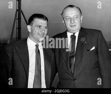 Ferenc Puskas, calciatore ungherese, che, insieme ad altri membri della sua squadra, si rifiutò di rientrare in Ungheria dopo la rivoluzione del 1956. Egli intende ritirarsi e allenarsi alla fine. La foto lo mostra con Barney Labany, assistente-responsabile di catering della grande preoccupazione di catering, Fortes. 12 marzo 1957 Foto Stock