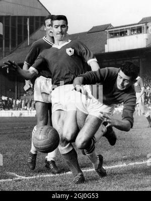 Il portiere di Chelsea/Leicester City Chelsea, Peter Bonetti, fa una presa per soffocare la palla lontano dall'attaccante di Leicester City, McIlmoyle, al ponte di Stamford. Dietro c'è Harris il Chelsea a sinistra. 14 ottobre 1961 Foto Stock