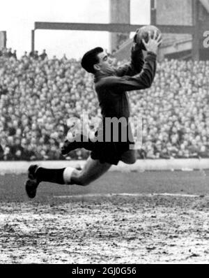 Fa Cup Fifth Round West Ham Utd v Fulham Tony Macedo, il portiere di Fulham, salva un colpo da Lewis of West Ham United. 15 febbraio 1958 Foto Stock