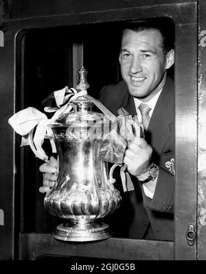 NAT Lofthouse, capitano di Bolton Wanderers visto alla stazione di Euston con la F.A Cup che la sua squadra ha vinto a Wembley. 5 maggio 1958 Foto Stock