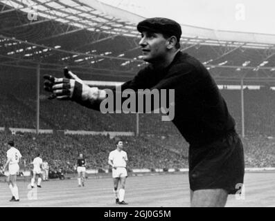 TSV Munich portiere, Radenkovic che combina il suo grande goalkeeping con il canto. Il suo ultimo record è ''Io sono Rudi, io sono re''. La foto lo mostra prima della partita TSV Munich contro West Ham, che li ha battuti 2-0 nella finale della Coppa europea di Winner a Wembley. 20 maggio 1965 Foto Stock