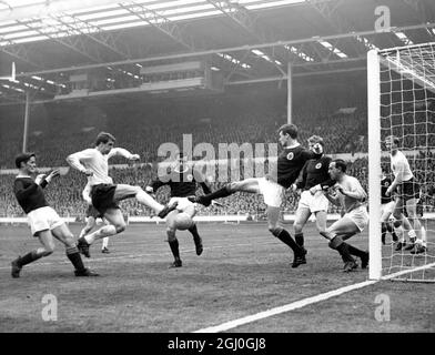 Inghilterra contro Scozia in una partita di qualificazione del campionato europeo - Scozia affollano il loro passaparola nei minuti di chiusura mentre Geoff Hurst (Inghilterra) e Eddie McCreadie (Scozia) cercano di arrivare alla palla. 15 aprile 1967 Foto Stock