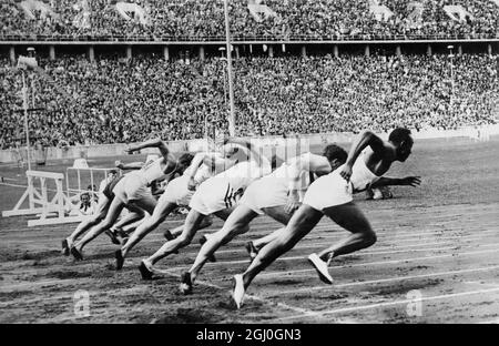 Jesse Owens in occasione della manifestazione dei 100 metri che si terrà ai Giochi Olimpici di Berlino del 1936. Foto Stock