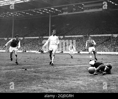 1968 finale della Coppa di Lega Leeds United contro Arsenal Gary Sprake (portiere di Leeds) scende a girare un colpo da Jenkins (Arsenal di sinistra), intorno al posto. Guardando sopra è la metà centrale del Leeds United, Jackie Charlton. 2 marzo 1968 Foto Stock