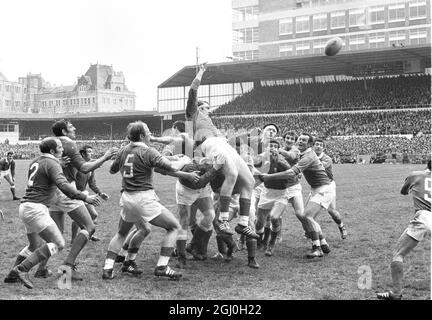 J Bastiat di Francia salta per la palla durante una fila in uscita nella partita Unione di rugby delle cinque nazioni contro il Galles all'Arms Park Cardiff 4 aprile 1970 Foto Stock