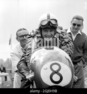 Brands Hatch, Kent: Gara motociclistica tedesca, Ernst Degner ha un sorriso di vittoria dopo aver guidato il suo giapponese Suzuki a trionfare nell'evento 50 C.C. alla Brands Hatch International Motor cycle Race. È andata al circuito del Grand prix di 2.65 miglia in 2 min. 16 secondi ad una velocità media di 70.14 miglia all'ora. 11 giugno 1962 Foto Stock