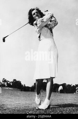 Mildred 'Babe' Zaharias, golfista del Texas di 32 anni appassionato del campionato di golf amatoriale femminile britannico a Gullane. 13 giugno 1947 Zaharias, Mildred Ella (nee Didrikson; Babe Didrikson Zaharias) atleta statunitense e atleta di campo e golfista; ha vinto la medaglia d'oro negli ostacoli olimpici da 80 metri da donna 1932; ha vinto la medaglia d'oro nel javelin da donna olimpica 1932; prima donna a gareggiare nell'evento PGA Tour (Los Angeles Open) 1945; Won US Women's Open 1948, 1950, 1954  1914-1956 Foto Stock