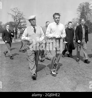 Rickmansworth, Hertfordshire : Harry Bradshaw (Portmarnock) a sinistra, e il campione di gioco di partita Harry Weetman Craham Hurst), camminando al tee 16 durante i giri di apertura dei primi tornei di golf di stagioni il re d'argento £1,350, 72 - gioco di corsa di buchi al Moor Park qui. 16 aprile 1952 Foto Stock