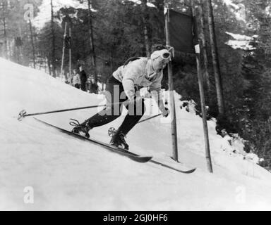 Giochi Olimpici invernali 1956 - Cortina d’Ampezzo, Italia il 31 gennaio 1956 Anton Sailer d’Austria vince il gigante slalom. L'immagine mostra il campione di sci Tony Sailer vincendo una medaglia d'oro nelle Olimpiadi invernali a Cortina quando vinse l'evento Giant Slalom. È diventato il primo uomo a vincere tutti e tre gli eventi di sci alpino nelle stesse olimpiadi - ©TopFoto Foto Stock