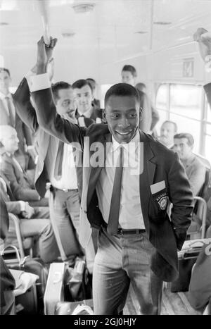 La stella brasiliana di calcio, Pele, è fotografata prima che andassero a Glasgow per giocare la squadra scozzese prima delle finali della Coppa del mondo in Inghilterra. 22 giugno 1966 Foto Stock