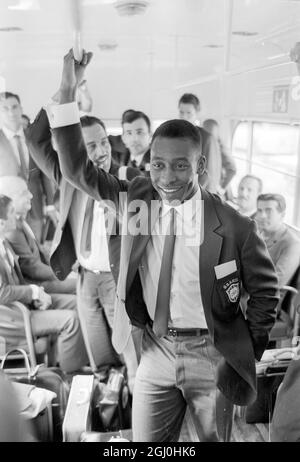 La stella brasiliana di calcio, Pele, è fotografata prima che andassero a Glasgow per giocare la squadra scozzese prima delle finali della Coppa del mondo in Inghilterra. 22 giugno 1966 Foto Stock