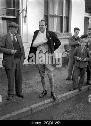 Terry Thomas, noto comico, è andato a caccia con l'Old Surrey e Burstow Hunt, a Edenbridge, Kent. Il suo cavallo era in ritardo nell'arrivo e non appena è stato montato è stato gettato - rompendo un polso. Un buon sport, è visto in High Street dopo aver avuto trattamento al Edenbridge Hospital 1 dicembre 1954 Foto Stock