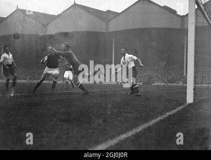 Una folla immensa guardò Arsenal e Tottenham Hotspur quando si incontrarono nel loro London Derby ad Highbury. Nichells, Spurs Goalkeeper, che ha tirato fuori un duro tiro da Drake. 20 ottobre 1934 Foto Stock
