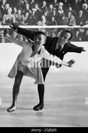 Maxie Herber e Ernst Baier (Germania) pattinano in coppia nelle Olimpiadi del 1936. Ernst Baier (Zittau, 27 settembre 1905 – Garmisch, 8 luglio 2001) è stato un . Divenne campione olimpico in coppia nel 1936 insieme a Maxi Herber. I due skater hanno vinto anche diversi campionati mondiali ed europei. ©TopFoto *** Didascalia locale *** Foto Stock