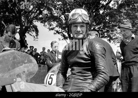 Douglas, Isle of Man: Mike Hailwood di Brizian, campione del mondo del motociclo, ha ritratto il suo 14 giugno 1965. 13 dicembre 1965 Foto Stock