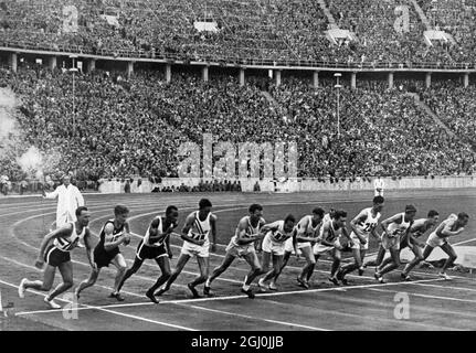 Olimpiadi del 1936, Berlino - i migliori corridori stanno per iniziare la finale di 1500 m. La pistola di avviamento viene sparata. Nella formazione sono entrambi tedeschi, Schaumburg e Bottcher. (Klasse-Laufer standen am Start zum 1500 m Entscheicdungslauf, darunter auch die beiden Deutschen Schaumburg und Bottcher.) ©TopFoto Foto Stock