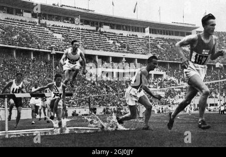 Olimpiadi 1936, Berlino - il coraggioso Dompert (Germania) insieme al grande corridore ISO-Hollo (Finlandia) ©TopFoto Foto Stock