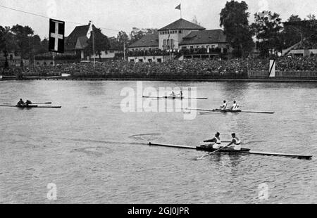 1936 Olimpiadi, Berlino - i due tedeschi W. Eichhorn e H. Strauss, dopo aver vinto la medaglia d'oro per la Germania nella gara a due spade senza cox. (Die beiden Deutschen W. Eichhorn und H. Strauss, nach ihrem Siete im Zweier ohne Steuermann.) ©TopFoto Foto Stock