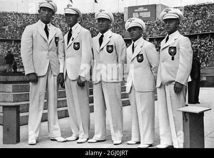 Olimpiadi del 1936, Berlino - i pugili tedeschi di successo: (Da sinistra) Runge (pesi massimi), Vogt (pesi massimi leggeri), Murach (pesi gallesi), Miner e Kaiser (pesi volanti) vinsero due medaglie d'oro e due d'argento; analogamente il bronzo cadde in Germania. (Die erfolgreichen deutschen Boxer: (Von Links) Runge (Schwergewicht), Vogt (Halbschwergewicht), Murach (Weltergewicht), Miner und Kaiser (Fliegengewicht) gewannen zwei goldene und zwei silberne Medaillen; ebenso fiel die bronzene Deutschland). (©TopFoto Foto Stock