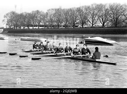 Londra: Fuori sul Tamigi Tideway questa mattina - 13 marzo - per la prima volta quest'anno sono i Blues oscuri di Oxford. L'equipaggio si è Unito a Cambridge sulla Tideway in preparazione finale per l'annuale Varsity Boat Race che si svolge il 25 marzo. Cambridge è arrivato il loro ultimo giovedì. Due americani, della Yale University, sono inclusi nell'equipaggio di Oxford's Boat Race. Da Bow: J.R. Bockstoce di Yale e St Edmund Hall; M.S. Kennard: CF.H. Freeman, J.E. Jensen di Yale e New College; J.K. Mullard, C.I. Blackwall, D. Topolski, P.G. Saltmarsh, Stroke e Peter Miller, cox. 13 marzo 1967 Foto Stock