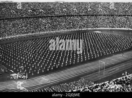 Olimpiadi del 1936, Berlino - la routine ginnica dei tedeschi nel pieno stadio olimpico ha lasciato una forte impressione. (Die prazinen Gymnastik-Vorfuhrungen der deutschen Turner im vollbesetzten Olympiastadion hinterliessen einen starken Eindruck.) ©TopFoto Foto Stock