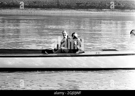 Londra: Fuori sul Tamigi Tideway questa mattina - 13 marzo - per la prima volta quest'anno sono i Blues oscuri di Oxford. L'equipaggio si è Unito a Cambridge sulla Tideway in preparazione finale per l'annuale Varsity Boat Race che si svolge il 25 marzo. Cambridge è arrivato il loro ultimo giovedì. Due americani, della Yale University, sono inclusi nell'equipaggio di Oxford's Boat Race. Da Bow: J.R. Bockstoce di Yale e St Edmund Hall; M.S. Kennard: CF.H. Freeman, J.E. Jensen di Yale e New College; J.K. Mullard, C.I. Blackwall, D. Topolski, P.G. Saltmarsh, Stroke e Peter Miller, cox. 13 marzo 1967 Foto Stock