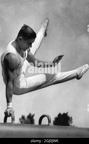 Olimpiadi del 1936, Berlino - Konrad Frey di Germania ha ricevuto medaglia d'oro per il suo perfetto esercizio sul cavallo a volta. (Konrad Frey-Deutschland zeichnette sich durch seine exakte Uhung am Pferd seit und erhielt dafur die Goldmedaille.) ©TopFoto Foto Stock