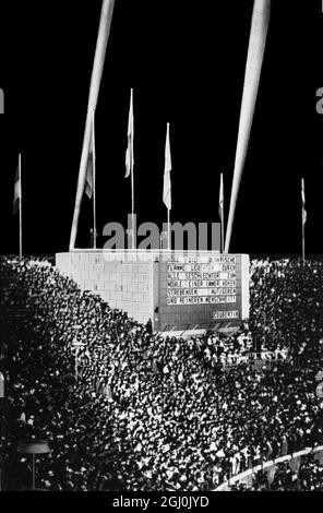 Olimpiadi di Berlino del 1936 - messaggio del barone Pierre de Coubertin sul tabellone - Pierre de Frédy, Baron de Coubertin (dal 1 gennaio 1863 al 2 settembre 1937) è stato un . Il suo messaggio ai Giochi Olimpici di Berlino è stato: ''sarà una grande data non solo nella storia dei Giochi, ma nella storia dell'età attuale, quando giovani uomini di tutte le nazioni entreranno nello Stadio di Berlino, seguendo le loro bandiere nazionali, e si uniranno a prendere il Sacro giuramento.'' (Die Botschaft des barons Pierre de Coubertin an der Siegertafel: MOGE Foto Stock