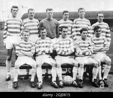 Glasgow, Renfrewshire, Scozia: Squadra di calcio celtica che ha vinto la Coppa scozzese quest'anno. Fila posteriore, da sinistra a destra, Young, Kennedy, John Fallon, Murdoch, McNeill e Clark. Prima fila, da sinistra a destra, Johnstone, Lennox, Chalmers, Auld e Hughes. 29 aprile 1965 Foto Stock