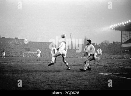 European Fairs Cup semi-finale 1° tappa. Arsenal V Ajax Eddie Kelly dell'Arsenal (al centro) testa la palla via durante un attacco Ajax nella semifinale della European Fairs Cup ad Highbury. All'estrema sinistra c'è Charlie George e a destra Frank McLintock: E all'estrema destra (sfondo) c'è Jon Sammels. 8 aprile 1970 Foto Stock