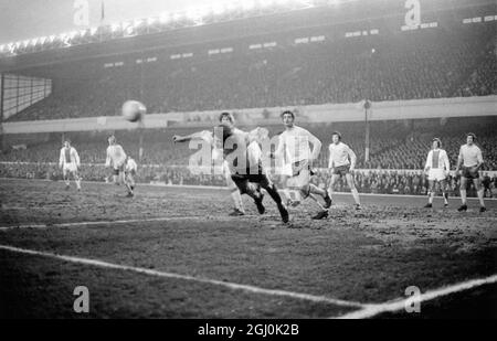 European Fairs Cup semi-finale 1° tappa. Arsenal V Ajax Eddie Kelly dell'Arsenal (al centro) testa la palla via durante un attacco Ajax nella semifinale della European Fairs Cup ad Highbury. All'estrema sinistra c'è Charlie George e a destra Frank McLintock: E all'estrema destra (sfondo) c'è Jon Sammels. 8 aprile 1970 Foto Stock