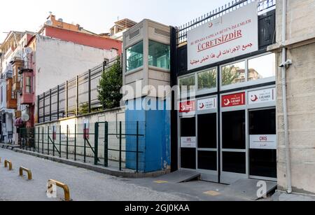 Kumkapi, Fatih, lstambul - Turchia - Agosto 30 2021: Vista esterna dell'edificio dell'ufficio di amministrazione dell'immigrazione di Istanbul Foto Stock