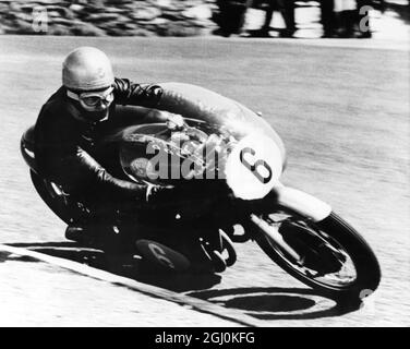 Gary Hocking , cavalcando la sua MV Agusta al secondo posto nella classe 350cc nella Junior TT di Douglas , Isola di MAN 15 giugno 1961 Foto Stock