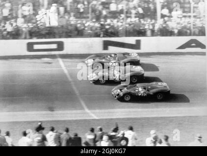 Daytona Beach, Florida: Spettatori linea entrambi i lati della pista di Daytona Beach il 5 marzo., come il vincitore Ferraris prendere la bandiera a segno alla fine della 24 ore di gara continentale. La vettura vincente è stata la No23 guidata da Lorenzo Bandini, uomo di ancoraggio della scuderia Ferrari. Il 24 è Ludovico Scarfiotti, come Bandini, un italiano. Al volante del 26 Pedro Rodriguez, il pilota di punta del Messico. 13 marzo 1967 5 febbraio 1953 Foto Stock