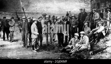 Ogni campione vivo aperto nel 1905 (l-r in piedi ma esclusi i primi due) J H Taylor, Jack White, Harold Hilton, John Ball, James Braid, Tom Morris (con bastone), Bob Ferguson, Willie Auchtrlonie, Jamie Anderson, D Brown, Bob Martin, Willie Fernie. (Seduto da l-r) Sandy mandria, Harry Vardon, Willie Park, Jack Burns. ©TopFoto Foto Stock