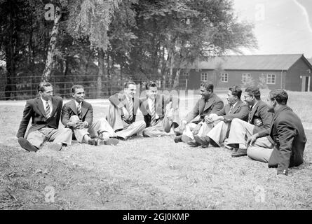 La squadra olimpica del Ceylon che è arrivata nel paese ieri sera, ha trascorso il loro primo giorno piacevole al campo olimpico a Richmond Park, Londra. La squadra olimpica del Ceylon si è svolta da sinistra a destra: Edward Gray, Albert Perera, Duncan White, John De Sarem, MR Perera (team manager), George Peiris, Leslie Handunge e Alexander Obeyesekere, 13 giugno 1948 Foto Stock