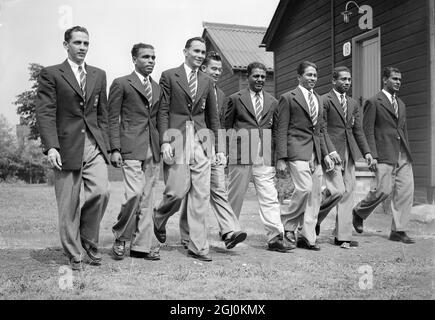 La squadra olimpica del Ceylon che è arrivata nel paese ieri sera, ha trascorso il loro primo giorno piacevole al campo olimpico a Richmond Park, Londra. La squadra olimpica del Ceylon si è svolta da sinistra a destra: Edward Gray, Albert Perera, Duncan White, John De Sarem, MR Perera (team manager), George Peiris, Leslie Handunge e Alexander Obeyesekere, 13 giugno 1948 Foto Stock